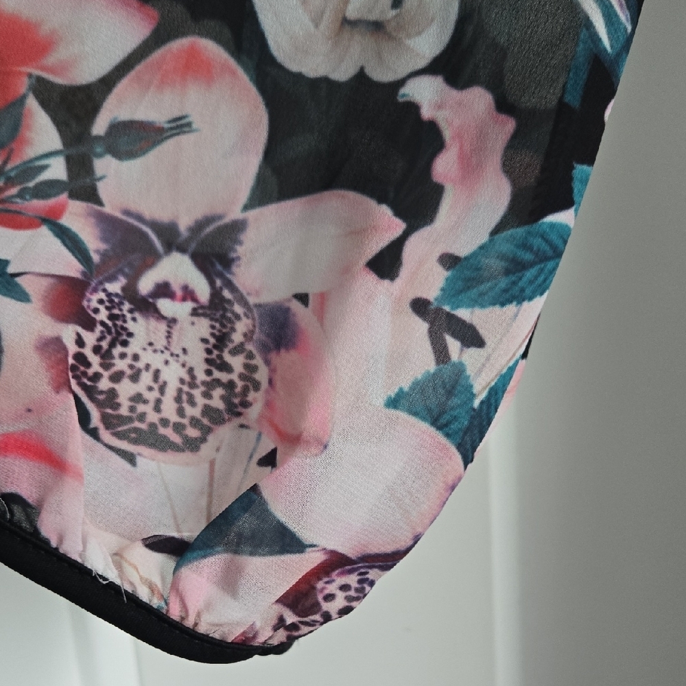 Chic Black Dress with Floral Accents - Picture 4 of 7
